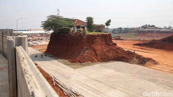 rumah di tengah jalan tol