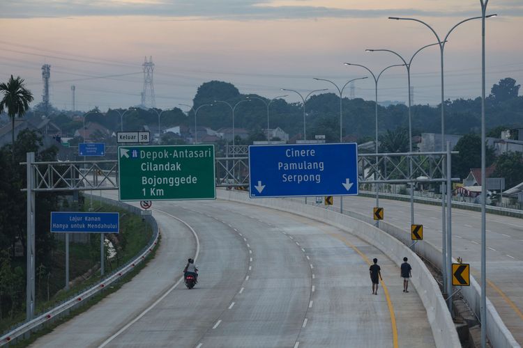 penggunaan jalan tol dikenakan biaya berdasarkan